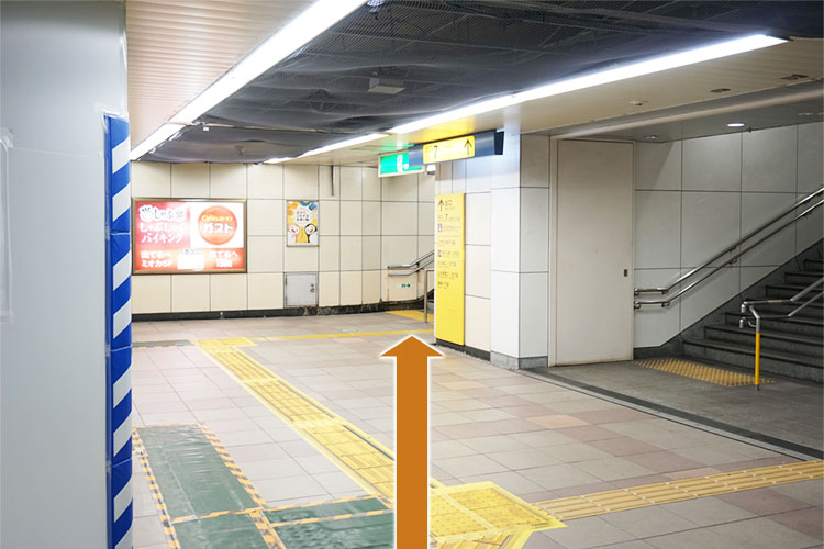 奥の階段に進みます