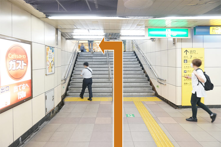 階段を上がって左折します