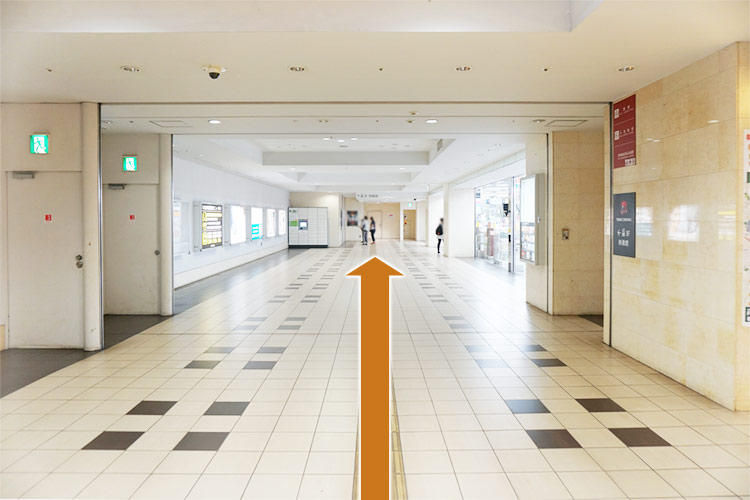 通路を突き当りまで進みます