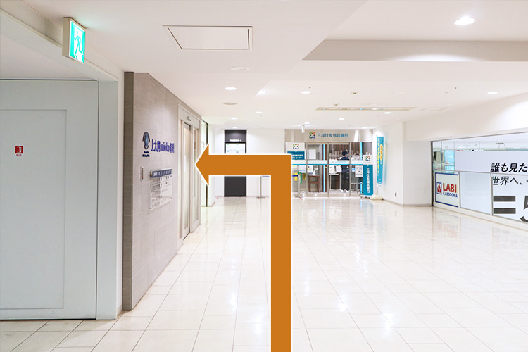 エレベーターを出てすぐ左手に上大岡駅mioka眼科がございます