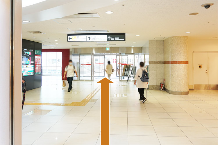 正面の「ミオカ連絡通路」に進みます