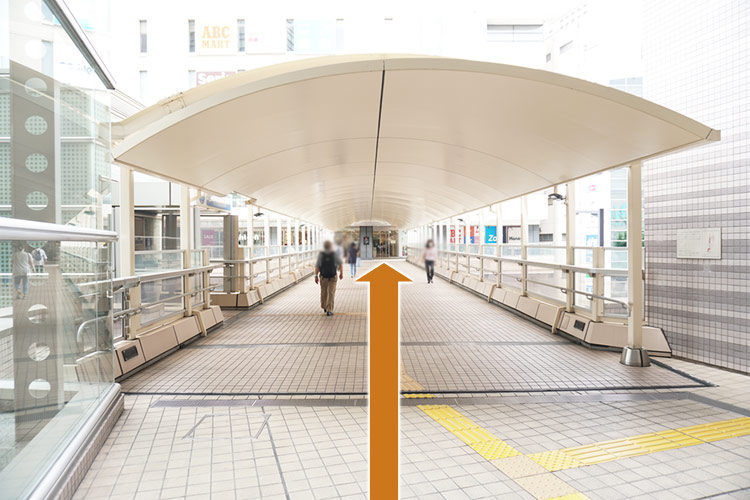 ミオカ連絡通路を進みます